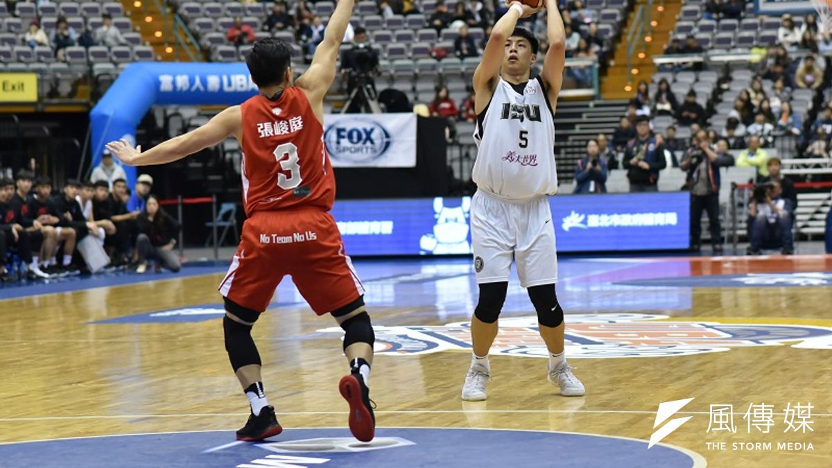 義守大學全場飆進12記三分彈,最終以90比68轟垮台師大,進軍UBA男子組冠軍戰。 (王永志攝) 義守大學全場飆進12記三分彈,最終以90比68轟垮台師大,進軍UBA男子組冠軍戰。 (王永志攝)
