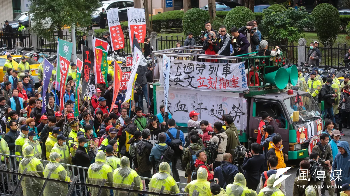 勞基法10日三讀通過,勞團於立院外抗議。(顏麟宇攝)