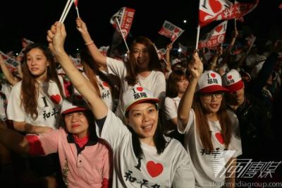 11225536WEWYEWELE民進黨黨主席蔡英文22日出席基隆晚會,力挺自家的基隆市長候選人林右昌。(余志偉攝) (複製)