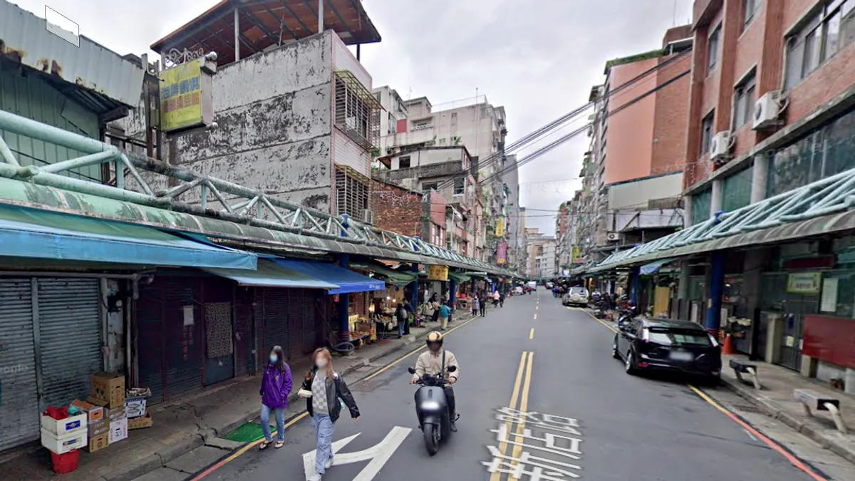 不少網友直言新店碧潭商圈會凋零,與遊客減少、老街攤販被檢舉取締有關,當地缺乏持續性的觀光活動,加上周邊居民以散步為主,並非真正消費人潮。(圖/翻攝自Google Maps) 不少網友直言新店碧潭商圈會凋零,與遊客減少、老街攤販被檢舉取締有關,當地缺乏持續性的觀光活動,加上周邊居民以散步為主,並非真正消費人潮。(圖/翻攝自Google Maps)