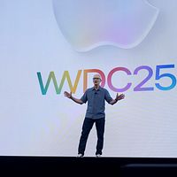 2025年6月9日、アップルのCEOティム・クックが開発者会議(WWDC)で講演する様子。(AP) 2025年6月9日、アップルのCEOティム・クックが開発者会議(WWDC)で講演する様子。(AP)