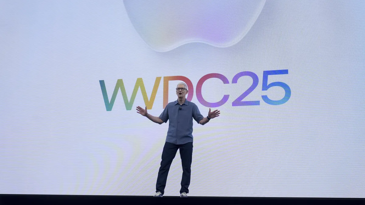 2025年6月9日,蘋果執行長庫克在開發者大會(WWDC)上發表演說。 (AP)