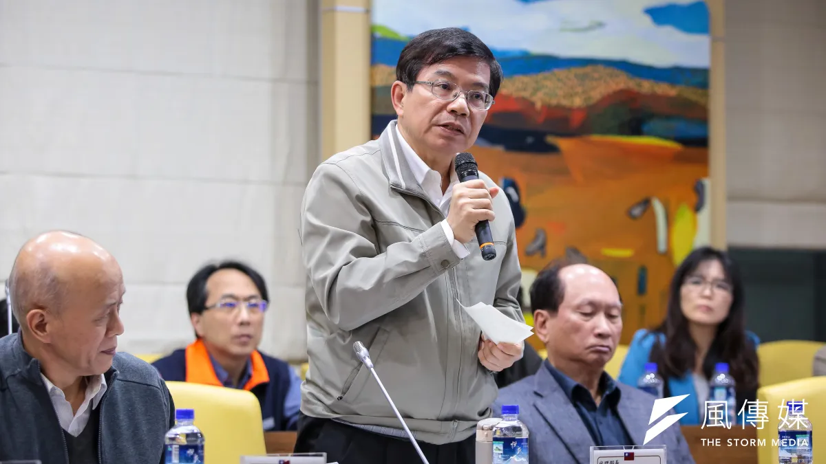 談到普悠瑪事故,交通部代理部長王國材(站立者)承諾,周五(28日)公布案發日台鐵主管級的全數簡訊,一周內公開調查訪談內容。(顏麟宇攝)