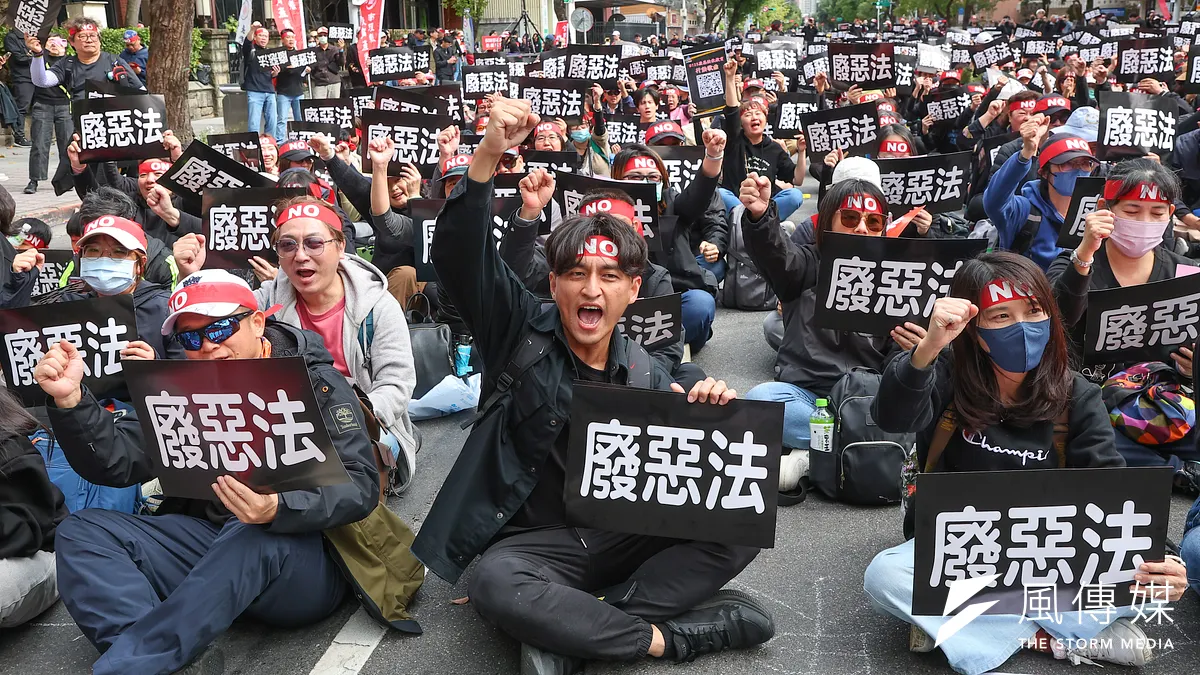 中小學教學現場因「校事會議」濫訴嚴重引發許多爭議,導致學校忙於處理此類事件,而第一線的教師也人心惶惶難以專心教學。前幾個月「全國教師工會總聯合會」協同各地方教師工會,號召全國教師走上街頭,就是抗議「校事會議」制度引起的惡意濫訴問題。(資料照,顏麟宇攝)