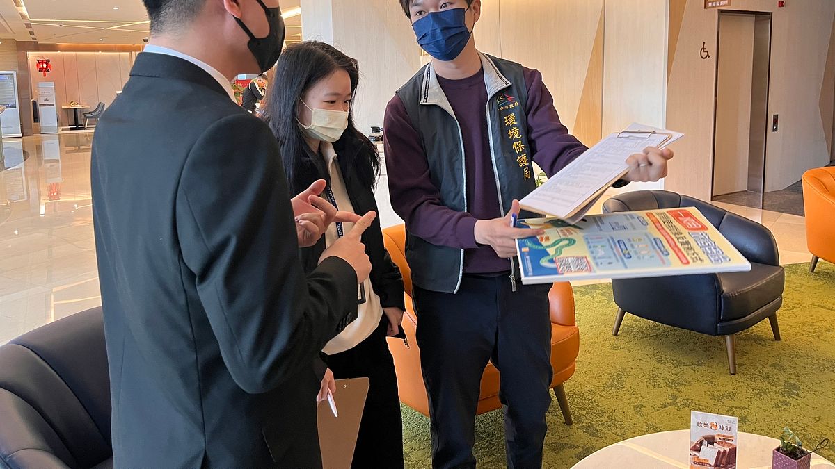 台中市府環保局派出稽查人員抽查旅宿業一次用品使用情形。(圖/台中市政府) 台中市府環保局派出稽查人員抽查旅宿業一次用品使用情形。(圖/台中市政府)