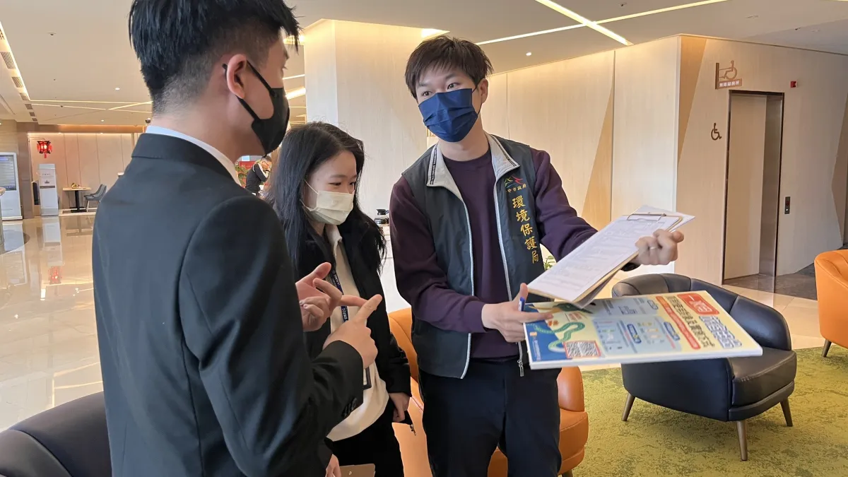 台中市府環保局派出稽查人員抽查旅宿業一次用品使用情形。(圖/台中市政府)