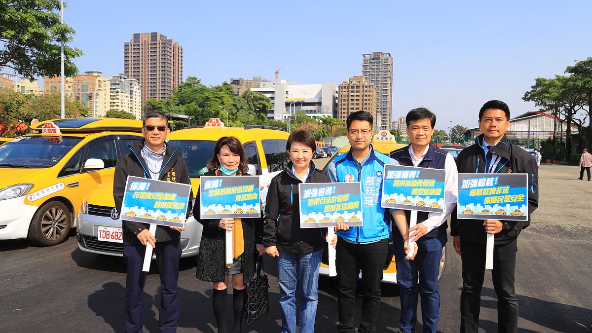 台中市政府加強計程車車輛消毒,強化清潔,並輔導業者加強自主管理,市長盧秀燕訪視消毒計畫。(圖/臺中市政府提供) 台中市政府加強計程車車輛消毒,強化清潔,並輔導業者加強自主管理,市長盧秀燕訪視消毒計畫。(圖/臺中市政府提供)