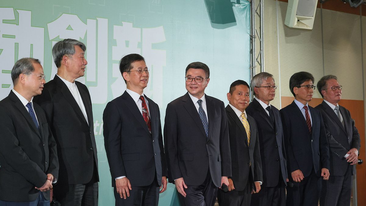 準行政院長卓榮泰(左四)16日公布第3波內閣人事,準經濟部長郭智輝(左二起)、準數發部長黃彥男、準國發會主委劉鏡清、準國科會主委吳誠文、準金管會主委彭金隆、準公共工程會主委陳金德一同在會中亮相。(顏麟宇攝) 準行政院長卓榮泰(左四)16日公布第3波內閣人事,準經濟部長郭智輝(左二起)、準數發部長黃彥男、準國發會主委劉鏡清、準國科會主委吳誠文、準金管會主委彭金隆、準公共工程會主委陳金德一同在會中亮相。(顏麟宇攝)