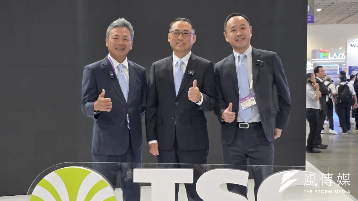 SEMICON Taiwan 2026 展,崇越科技總裁李正榮(左)、董事長曾海華(中)、首席執行長陳德懿(右)一同出席。(魏鑫陽攝)