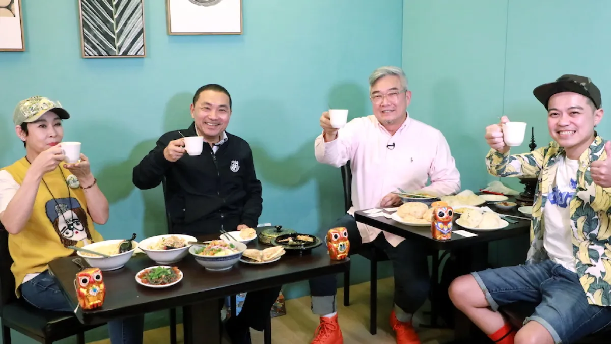 侯友宜訪中和區華新街,與美食家焦志方、李秀媛共同拍攝宣傳影片,號召市民線上玩遊戲拿美食體驗金,線下到華新街享用美食。(圖/新北市文化局提供)
