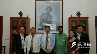 柯文哲探訪印度德里甘地紀念館,柯文哲說,這正與他所堅持的「強調公民發聲及公平正義」的看法不謀而合,甘地就像是印度版白色力量。(取自台北市政府)