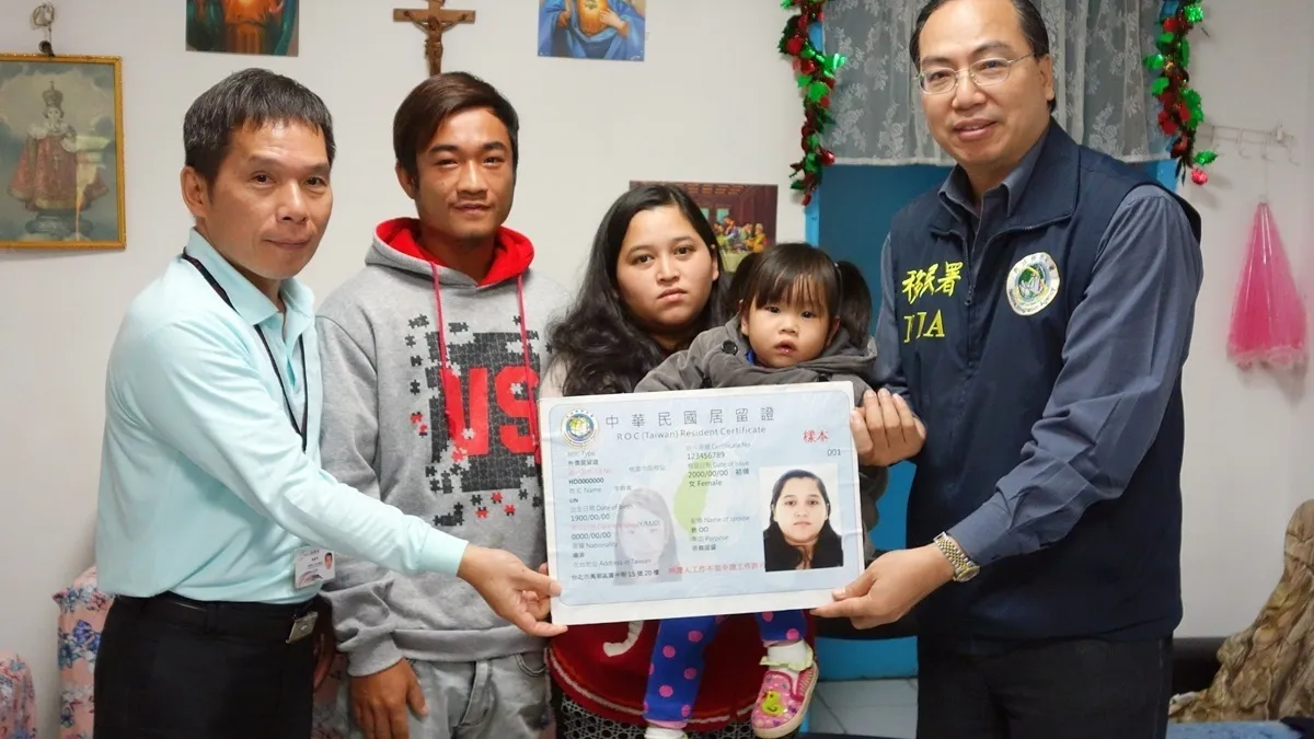 移署戶政聯手解圍 助南非新住民取得外僑居留證