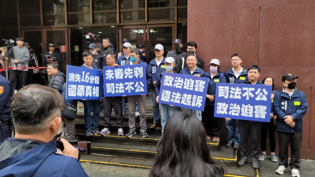 高虹安立委任內助理費案10日再度開庭,竹市議員李國璋與數10位里長再次北上聲援高虹安。(圖/新竹市里長聯誼會提供)