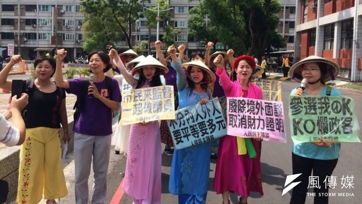 人民民主陣線兩位資深社運工作者王芳萍、張育華5日在移民姐妹的陪同下,登記參選高雄市議員。(人民民主陣線提供)