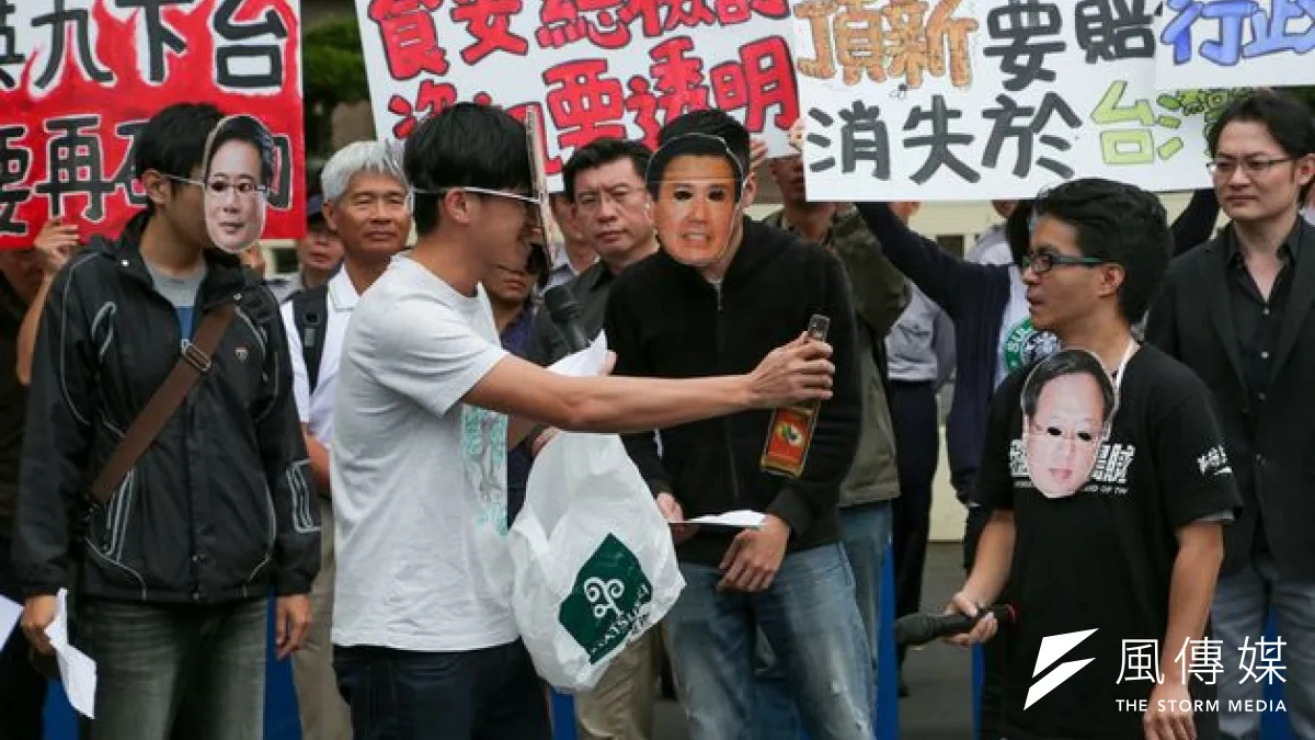 九合一選舉後回魂,藍委要修法提高黑心商品的罰款。(圖為民間團體在行政院前抗議頂新黑心油/資料照/余志偉攝)