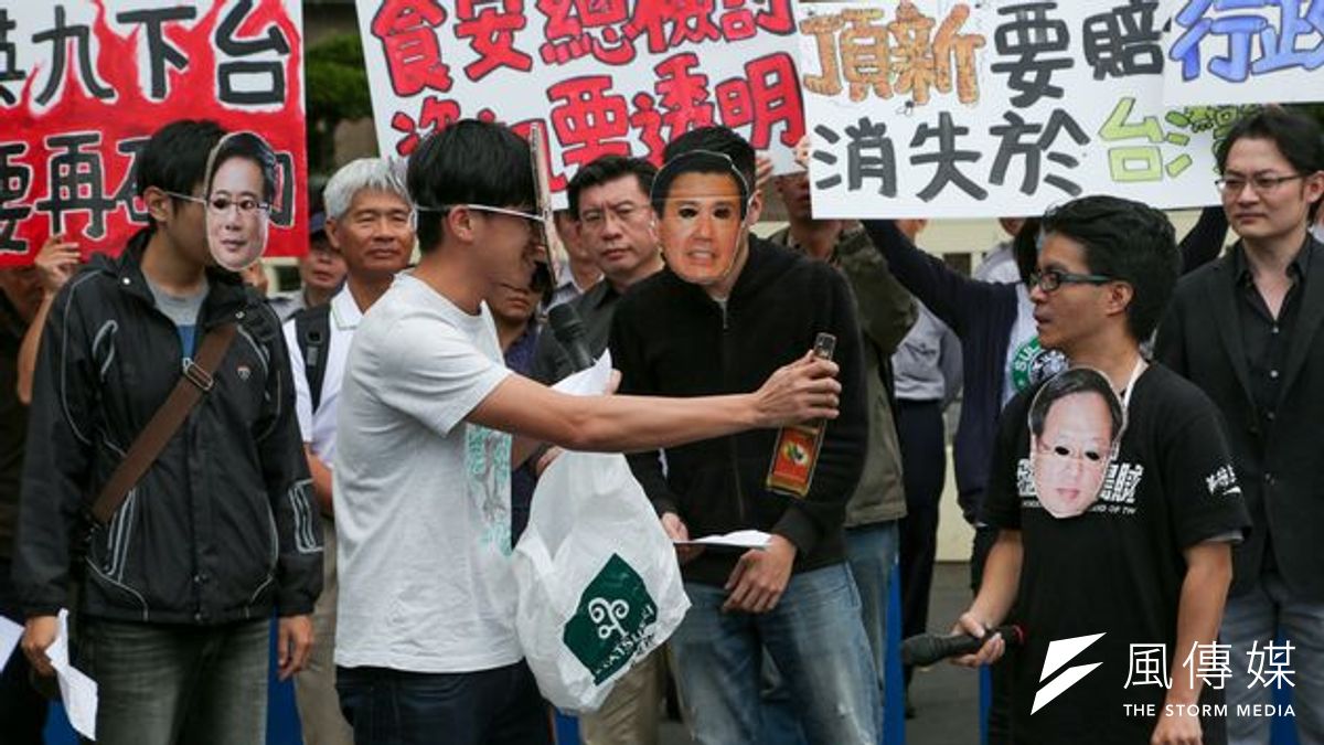 九合一選舉後回魂,藍委要修法提高黑心商品的罰款。(圖為民間團體在行政院前抗議頂新黑心油/資料照/余志偉攝) 九合一選舉後回魂,藍委要修法提高黑心商品的罰款。(圖為民間團體在行政院前抗議頂新黑心油/資料照/余志偉攝)