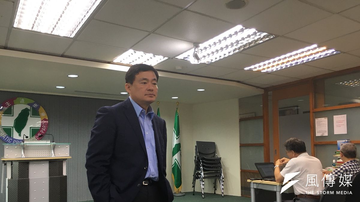 民進黨秘書長洪耀福今(5)日重申,2008年選舉時,他的確徵詢過侯參選嘉義縣長或台中市長。(顏振凱攝) 民進黨秘書長洪耀福今(5)日重申,2008年選舉時,他的確徵詢過侯參選嘉義縣長或台中市長。(顏振凱攝)