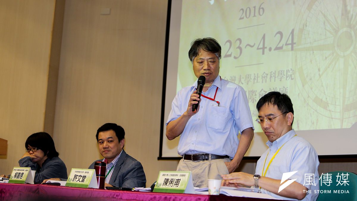 「轉型正義與法律」學術研討會第四場,台灣教授協會會長許文堂直言,我們要擁有歷史記憶,社會不該遺忘似地一片和諧。(陳明仁攝) 「轉型正義與法律」學術研討會第四場,台灣教授協會會長許文堂直言,我們要擁有歷史記憶,社會不該遺忘似地一片和諧。(陳明仁攝)