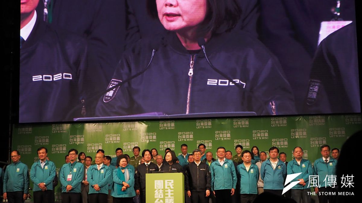 小英當選後說:「要特別謝謝那些沒有投票給我的人。」其實比起總統票沒投給蔡英文的選民,蔡英文更應重視的是政黨票未投給民進黨,但總統票投給蔡英文的那群人。(資料照,林瑞慶攝) 小英當選後說:「要特別謝謝那些沒有投票給我的人。」其實比起總統票沒投給蔡英文的選民,蔡英文更應重視的是政黨票未投給民進黨,但總統票投給蔡英文的那群人。(資料照,林瑞慶攝)