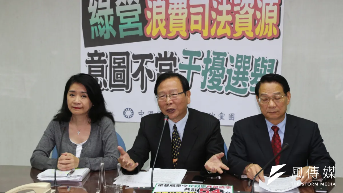 對於朱立倫等人21日遭特偵組約談,呂學樟(右一)22日質疑,法務部如此「辦藍不辦綠」,是「一國兩制」,並質疑次長「法務部是民進黨開的嗎?」(陳明仁攝)
