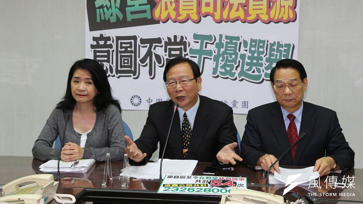 對於朱立倫等人21日遭特偵組約談,呂學樟(右一)22日質疑,法務部如此「辦藍不辦綠」,是「一國兩制」,並質疑次長「法務部是民進黨開的嗎?」(陳明仁攝) 對於朱立倫等人21日遭特偵組約談,呂學樟(右一)22日質疑,法務部如此「辦藍不辦綠」,是「一國兩制」,並質疑次長「法務部是民進黨開的嗎?」(陳明仁攝)