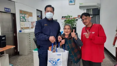 胡傳明從警40年來不求回報自掏腰包破千萬元,卻謙稱只是贈人玫瑰所順帶留在指尖的餘香,「拋磚引玉、引導社會向善才是我的初衷」。(資料照左一為胡傳明,圖/宜蘭縣政府警察局蘇澳分局澳花派出所提供)