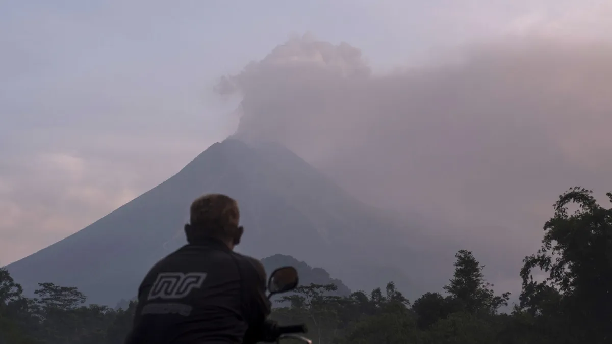 火山爆發後,火山灰組成的厚重雲層遮蔽陽光,時間可能長達數個月。(美聯社)