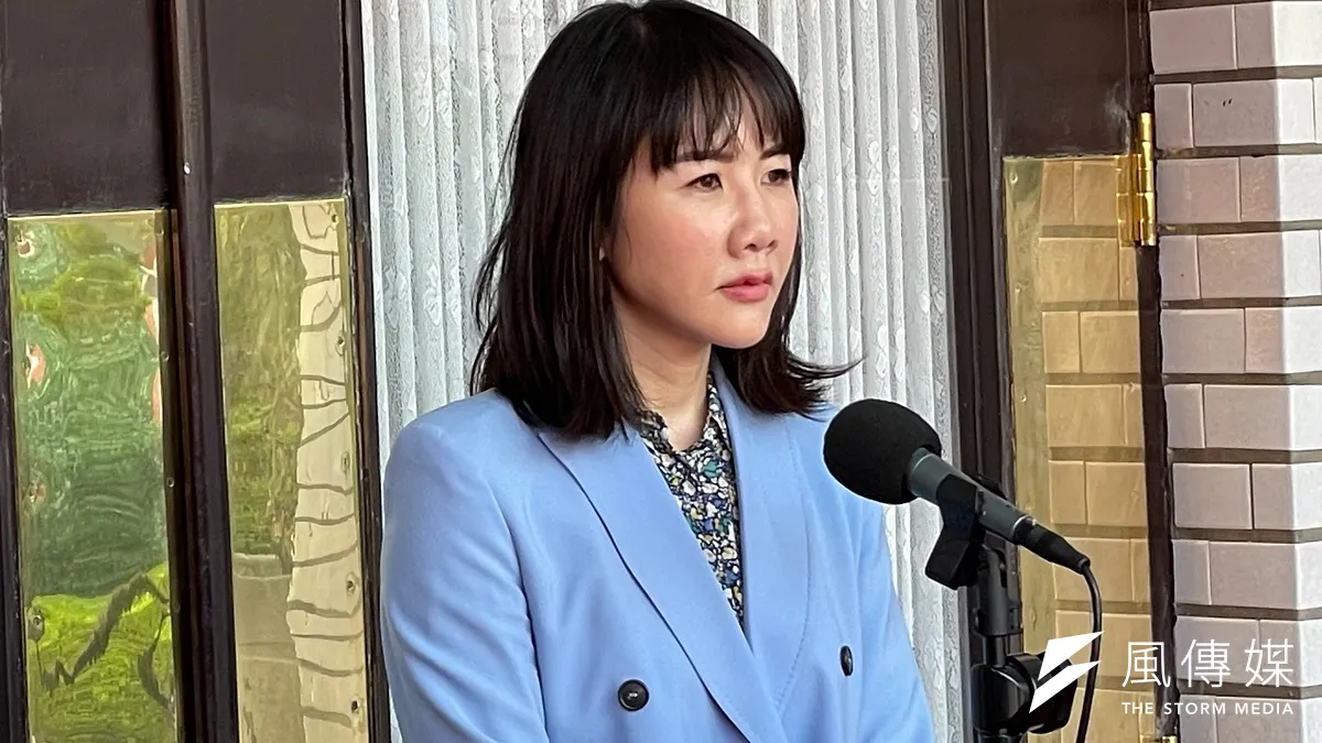 國民黨立法院黨團書記長謝衣鳳3日於立法院議場前接受媒體聯訪,談及藍白合議題。(鍾秉哲攝) 國民黨立法院黨團書記長謝衣鳳3日於立法院議場前接受媒體聯訪,談及藍白合議題。(鍾秉哲攝)