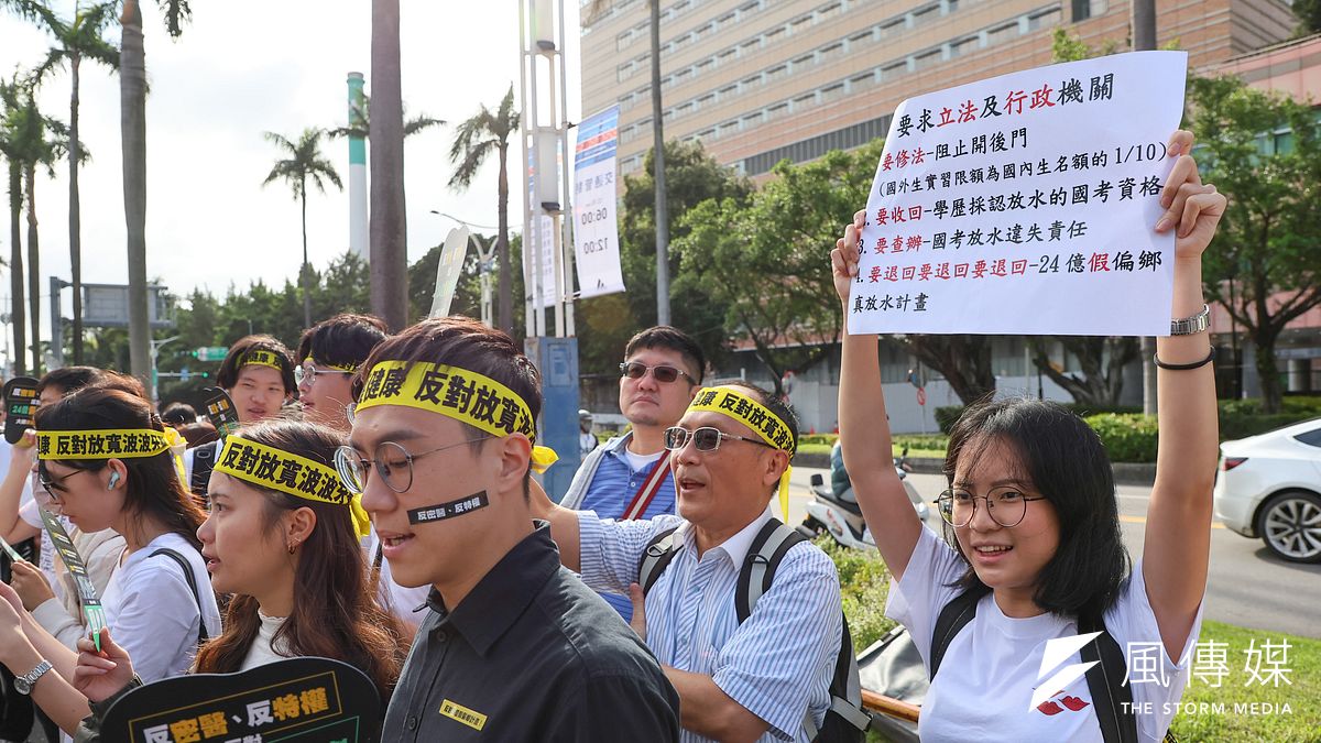 本土小牙醫聯盟日前舉辦遊行,反對政府為波波醫大開後門。(資料照,顏麟宇攝) 本土小牙醫聯盟日前舉辦遊行,反對政府為波波醫大開後門。(資料照,顏麟宇攝)