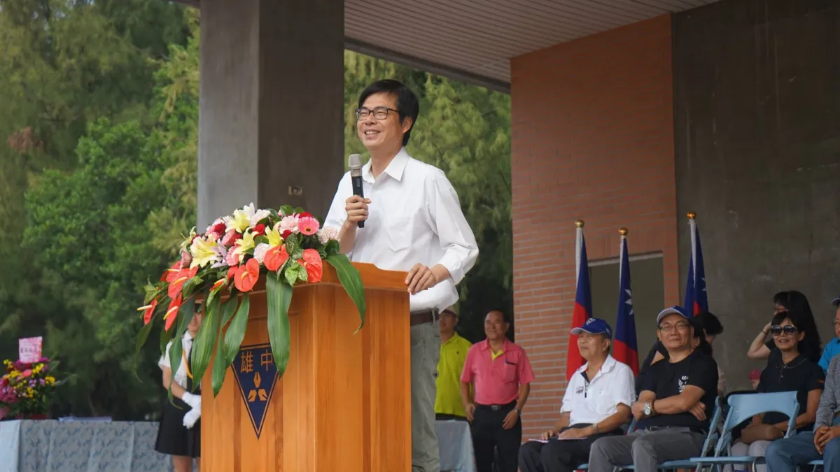 民進黨高雄市長參選人陳其邁今(26)日上午專程參加母校高雄中學的校慶活動,受到學弟們熱烈歡迎。(取自陳其邁臉書)