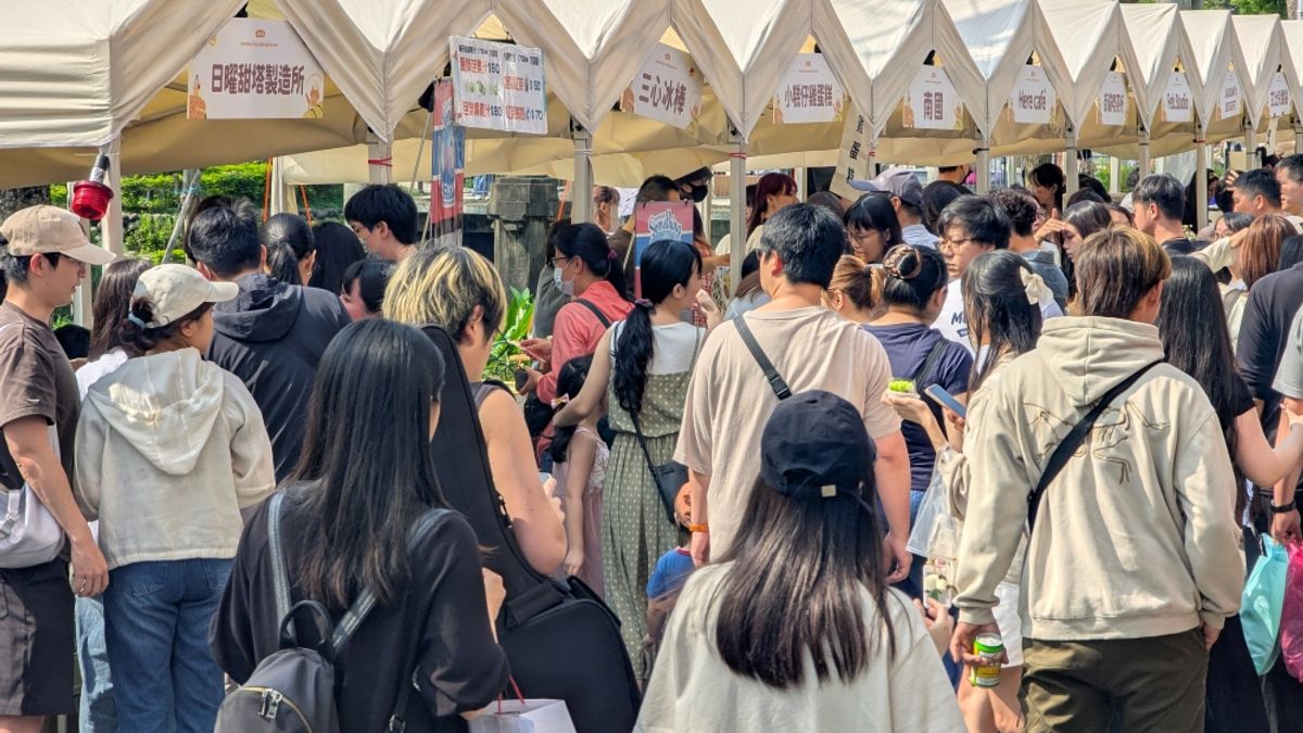 「椪柑市集」吸引超過3萬人次的市民與遊客,在護城河畔度過一個充滿美食與樂趣的週末。(圖/新竹市政府提供) 「椪柑市集」吸引超過3萬人次的市民與遊客,在護城河畔度過一個充滿美食與樂趣的週末。(圖/新竹市政府提供)