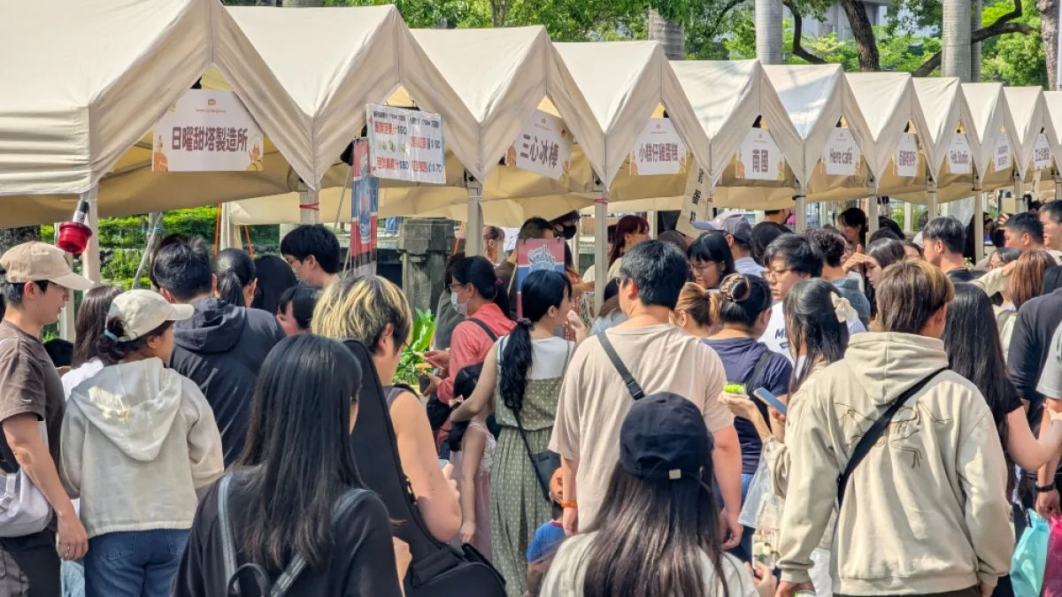 「椪柑市集」吸引超過3萬人次的市民與遊客,在護城河畔度過一個充滿美食與樂趣的週末。(圖/新竹市政府提供)