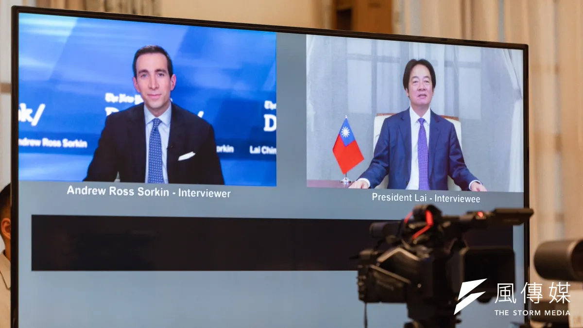 賴清德接受《紐約時報》主持人索爾金(Andrew Ross Sorkin)視訊專訪,相關內容去年12月播出。不料在今年2月,紐時駐北京記者竟然因為這則訪問遭中方驅逐出境。(總統府提供)