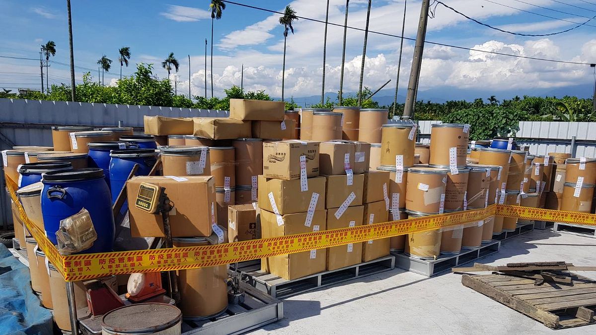 屏東縣動物防疫所配合高雄市政府警察局鹽埕分局與海巡署偵防分署北門查緝隊共同偵辦一件違法走私動物用原料藥並分裝調配及販賣案件。(圖/屏東縣政府提供) 屏東縣動物防疫所配合高雄市政府警察局鹽埕分局與海巡署偵防分署北門查緝隊共同偵辦一件違法走私動物用原料藥並分裝調配及販賣案件。(圖/屏東縣政府提供)