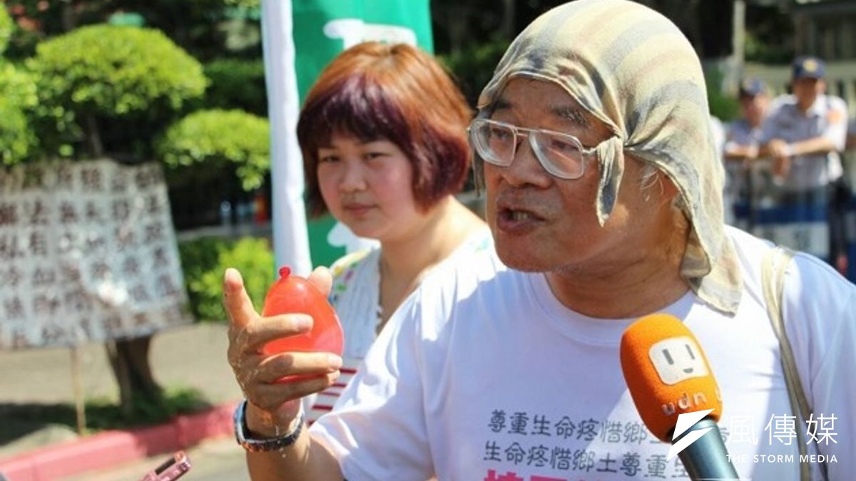 高成炎21日運了1箱水球到行政院,抗議公審會7日舉辦的核四公投聽證會,蓄意曲解江宜樺有關核四封存的政策,並嗆今天只是砸水球,下次要火燒內政部。(葉信菉攝) 高成炎21日運了1箱水球到行政院,抗議公審會7日舉辦的核四公投聽證會,蓄意曲解江宜樺有關核四封存的政策,並嗆今天只是砸水球,下次要火燒內政部。(葉信菉攝)