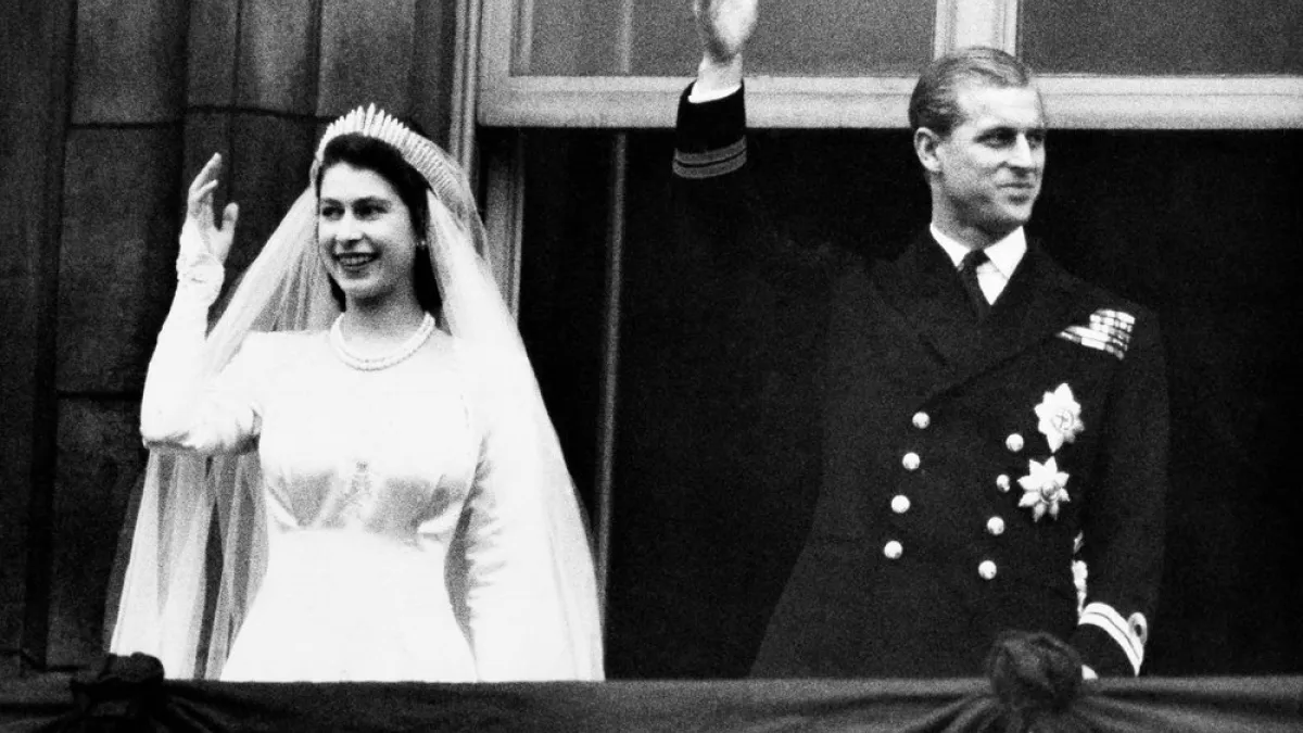 英國女王與菲利普親王1947年結婚照。(AP)