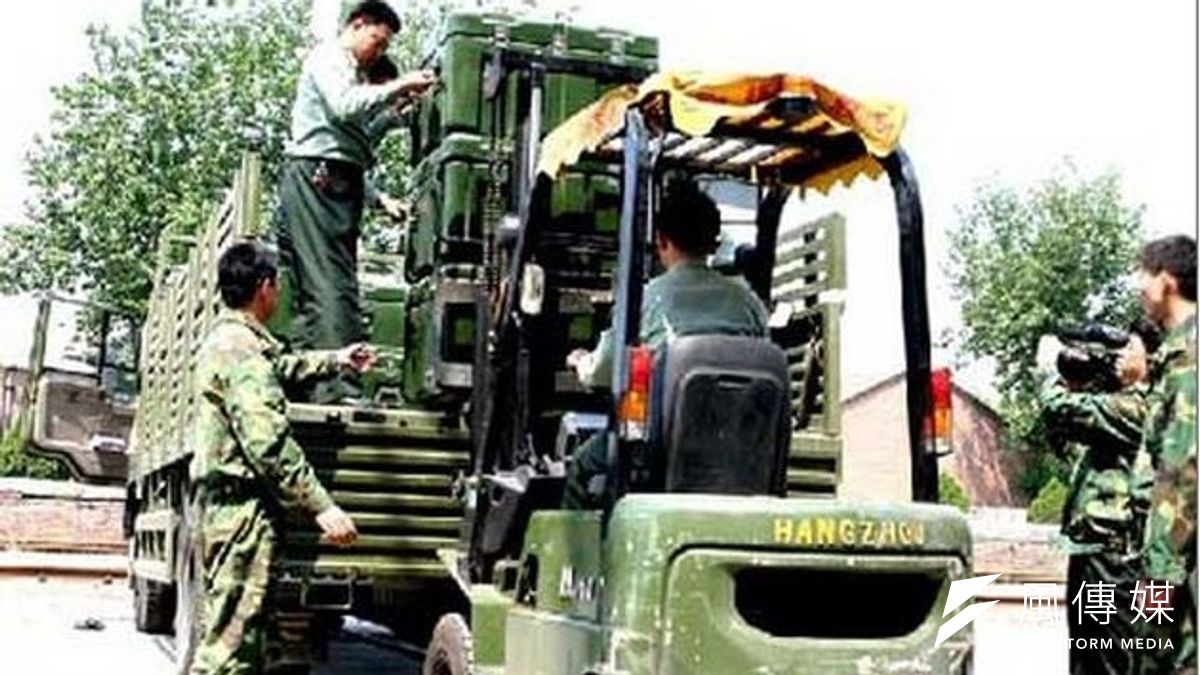 解放軍某部進行彈藥堆垛前置作業。(取自網路) 解放軍某部進行彈藥堆垛前置作業。(取自網路)