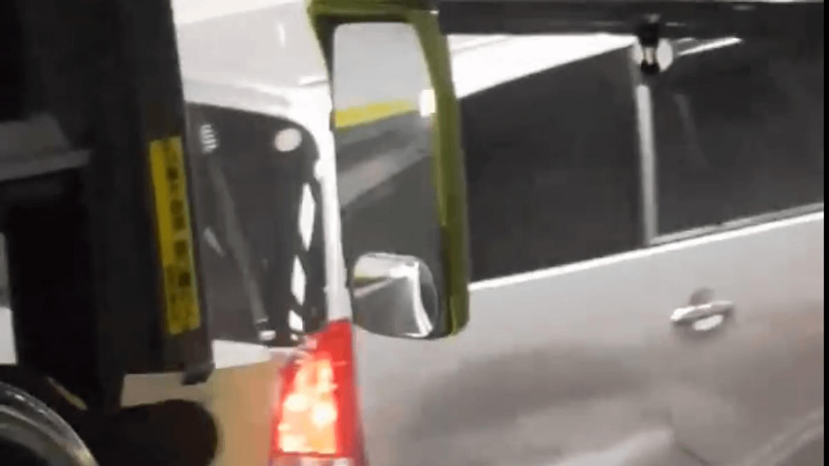 首都客運爆出有司機邊開車邊剝柚子,首都客運4日上午也做出回應,表示已經停派該司機,也會開會決定懲處。(截取自「宜蘭知識+」臉書社團) 首都客運爆出有司機邊開車邊剝柚子,首都客運4日上午也做出回應,表示已經停派該司機,也會開會決定懲處。(截取自「宜蘭知識+」臉書社團)