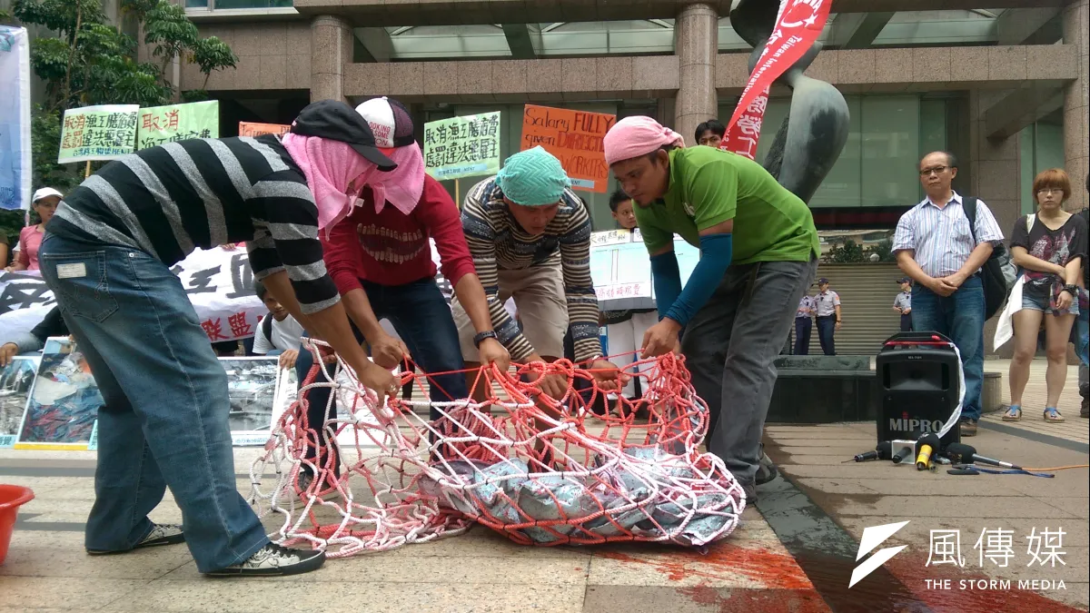 現場上演行動劇拖著漁獲,真實重現工作現況。(郭昱宏攝)