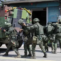 Taiwan soldiers advance under armored cover during Han Kuang 42 urban combat drills in August 2026. (CNA) Taiwan soldiers advance under armored cover during Han Kuang 42 urban combat drills in August 2026. (CNA)