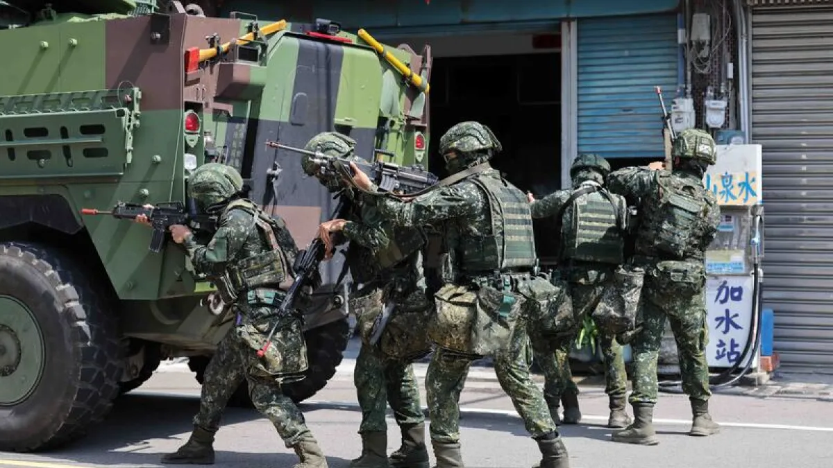 Taiwan soldiers advance under armored cover during Han Kuang 42 urban combat drills in August 2026. (CNA)