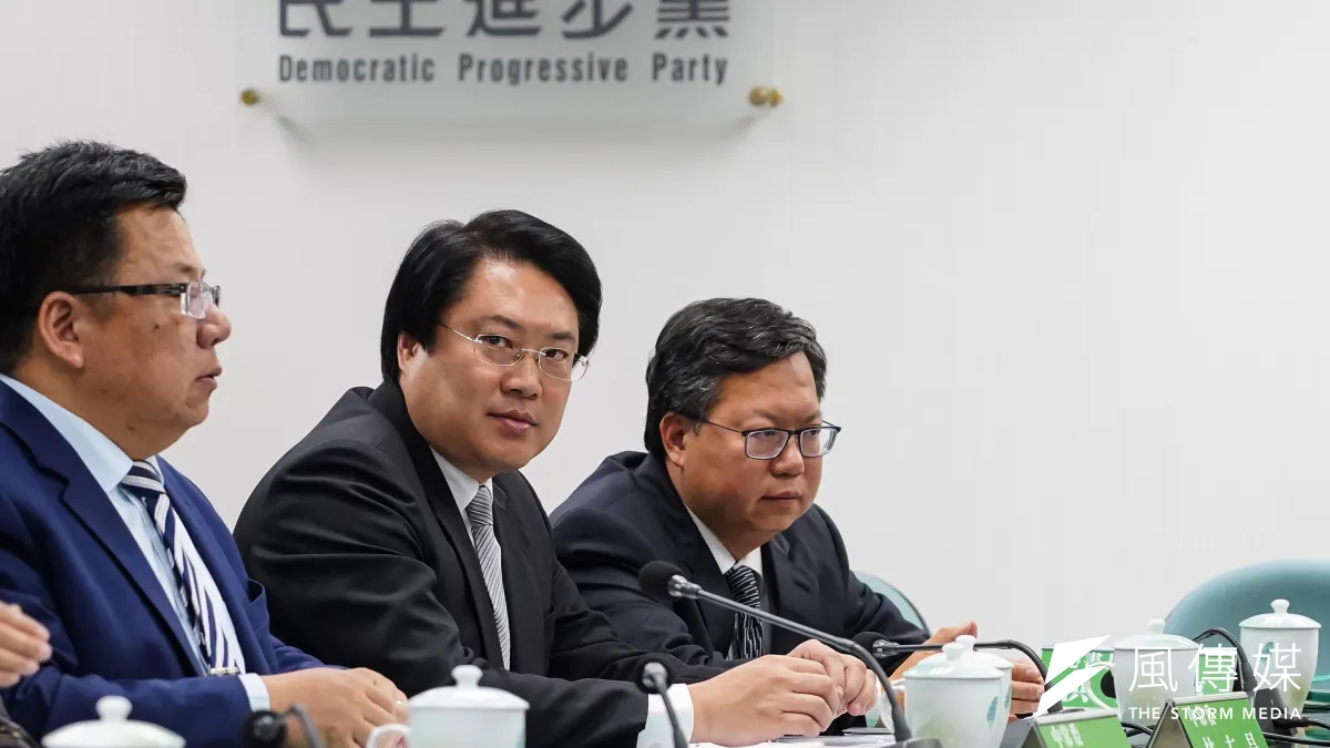 民進黨28日舉行中常會,基隆市長林右昌(中)28日出席,並接受擔任代理黨主席職務。(顏麟宇攝)