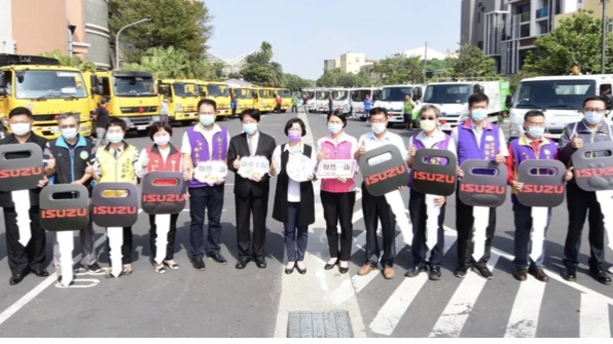 彰化縣慶祝「清潔隊員節,向清潔隊員致敬 表揚模範清潔人員環保車輛授車。(圖/彰化縣政府提供)