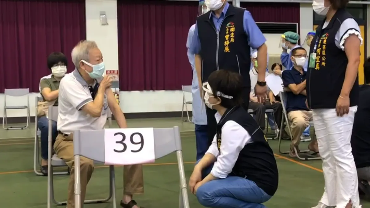 中市67處快打站已經開始接種作業,盧氏到進德國小快打站關心民眾施打情形。(圖/台中市政府)