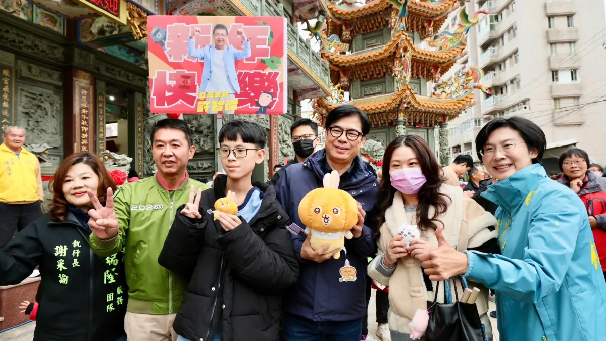 民眾攜帶自己收藏的吉伊卡哇布偶,到發小紅包現場與市長合照留念,可愛程度爆表。(圖/高雄市政府提供)