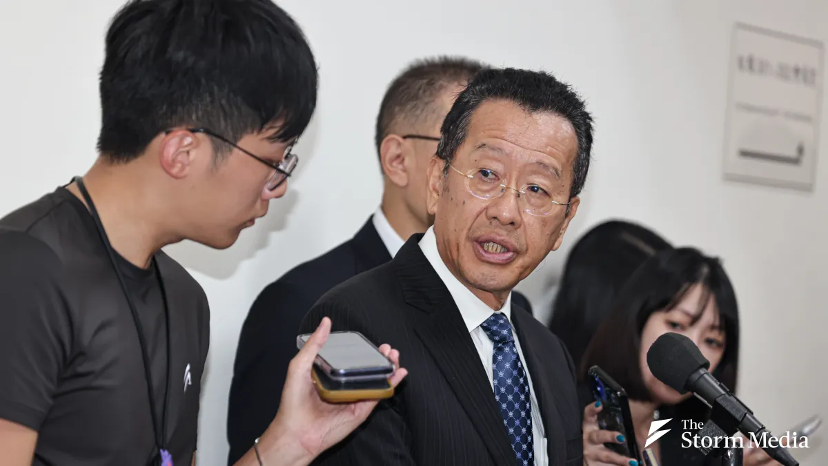Defense Minister Wellington Koo speaks to reporters about the Army's container based missile system program. (File photo by Liu Wei-hung)