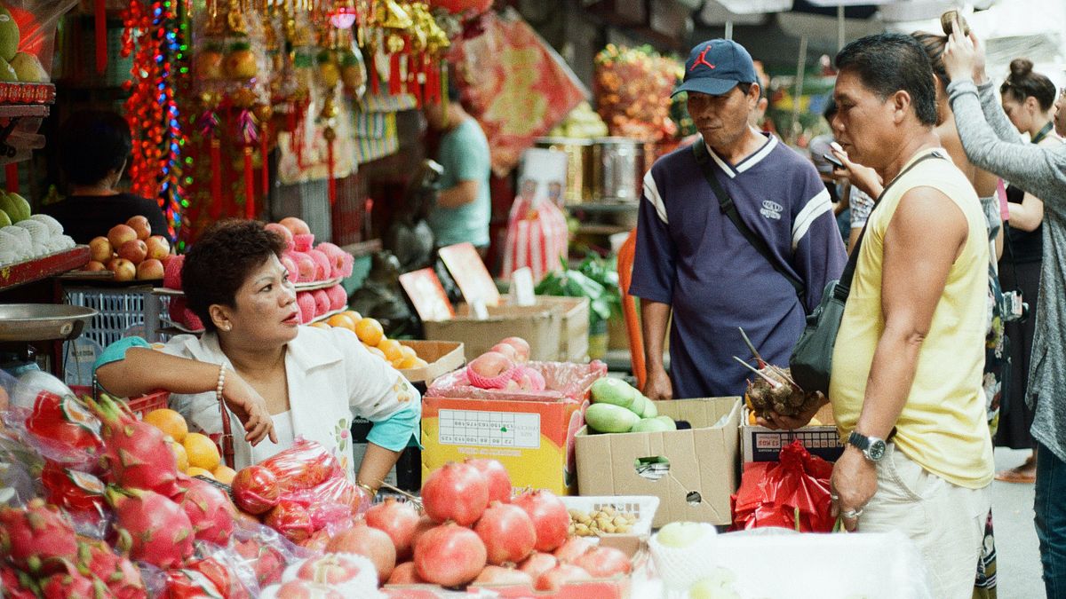 偽造假鈔或是使用假鈔雖然可以使自己平白獲得利益,但這樣的行為反而會造成經濟的損失,也會造成鈔票的信用被破壞。(示意圖/取自unsplash) 偽造假鈔或是使用假鈔雖然可以使自己平白獲得利益,但這樣的行為反而會造成經濟的損失,也會造成鈔票的信用被破壞。(示意圖/取自unsplash)
