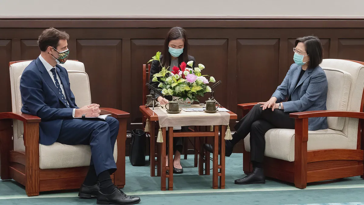 總統蔡英文(右)日前接見澳洲駐台代表高戈銳(左)時表示,台灣會給予澳洲溫暖與支持。(總統府提供)
