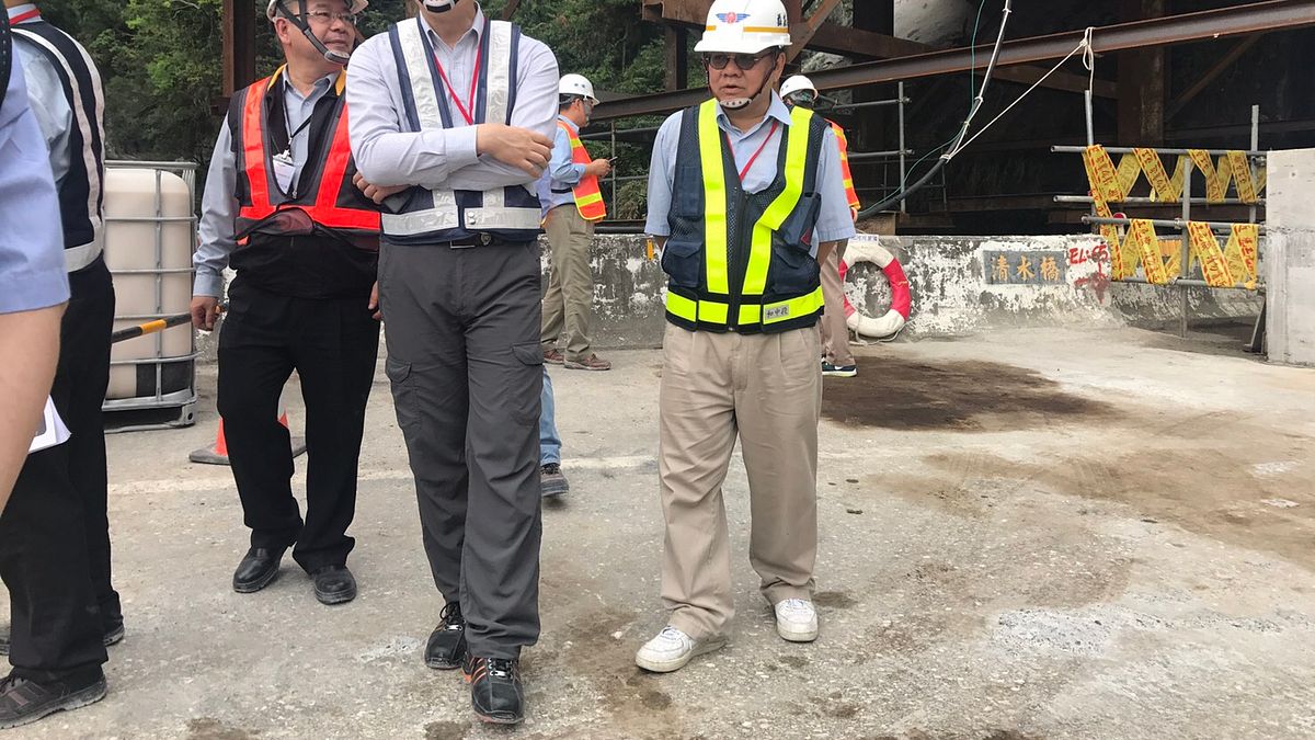 勞動部職業安全衛生署與交通部公路總局蘇花公路改善工程處,今(12)天帶隊至蘇花改工程現場進行聯合稽查。(勞動部提供) 勞動部職業安全衛生署與交通部公路總局蘇花公路改善工程處,今(12)天帶隊至蘇花改工程現場進行聯合稽查。(勞動部提供)