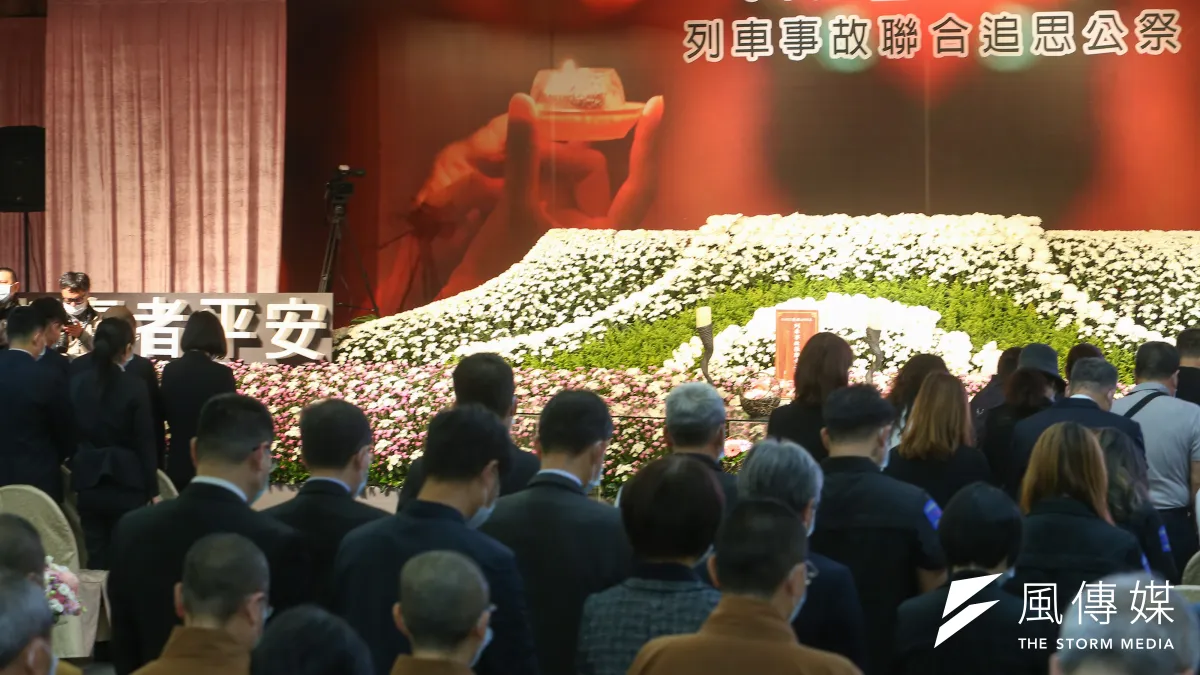 太魯閣號4月發生出軌事故造成嚴重傷亡,立委李貴敏31日將與家屬及民間團體一同參加交通部、台鐵主辦的懇談會。圖為總統蔡英文、行政院長蘇貞昌等出席「太魯閣號列車事故罹難者聯合公祭 」。(資料照,顏麟宇攝)